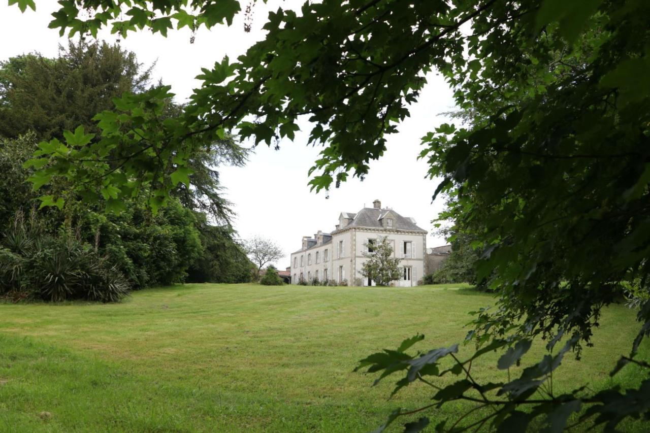 Les Hotes Du Prieure Bed & Breakfast Treize-Vents Exterior photo